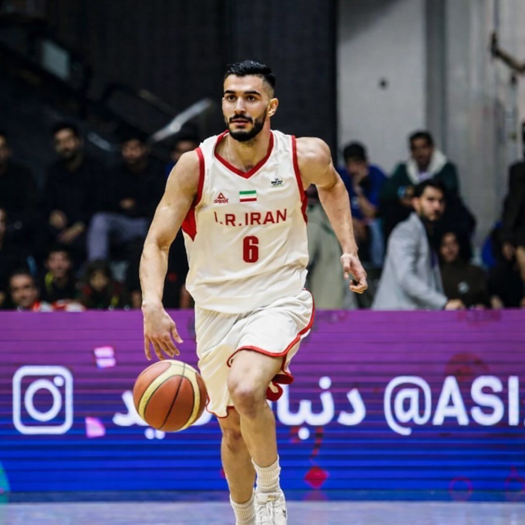 محمد امینی، لژیونر بسکتبال، در اعتراض به جنایات جمهوری اسلامی از تیم ملی کناره‌گیری کرد