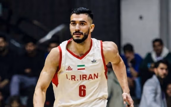 محمد امینی، لژیونر بسکتبال، در اعتراض به جنایات جمهوری اسلامی از تیم ملی کنارهگیری کرد