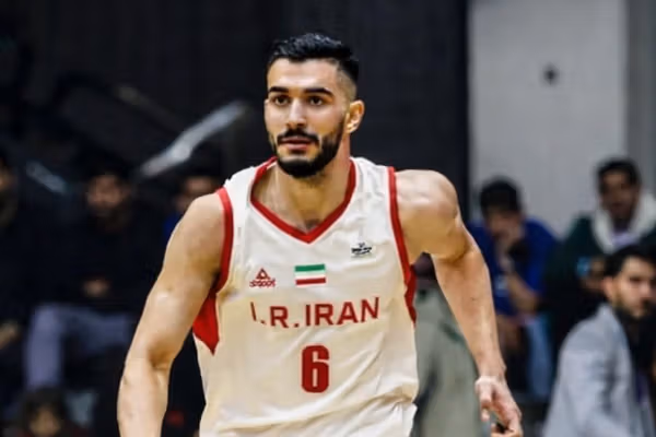 محمد امینی، لژیونر بسکتبال، در اعتراض به جنایات جمهوری اسلامی از تیم ملی کنارهگیری کرد