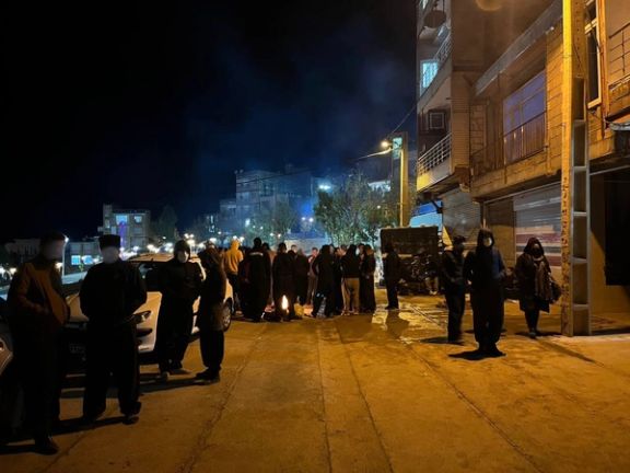 تجمع مردم جوانرود جلوی منازل جانباختگان برای جلوگیری از ربودن اجساد به دست ماموران