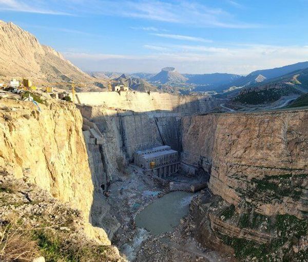 رغم التحذير من آثاره السلبية على البيئة والتراث.. الرئيس الإيراني يفتتح سد "جم شير" 