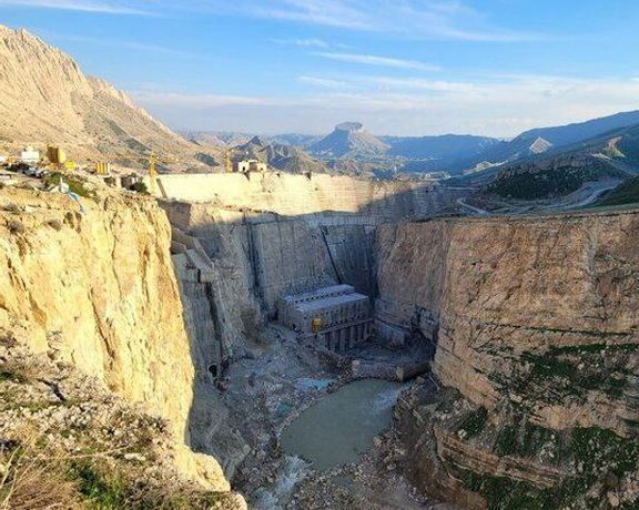 رغم التحذير من آثاره السلبية على البيئة والتراث.. الرئيس الإيراني يفتتح سد "جم شير"