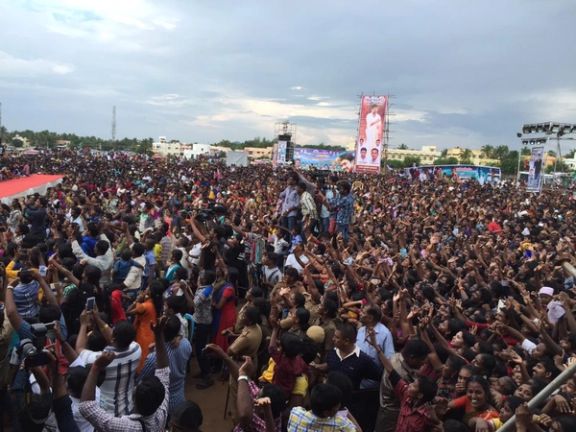 دستکم ۳۹ نفر در پی ازدحام جمعیت در گردهمایی انتخاباتی ویجی، بازیگر هندی، جان باختند