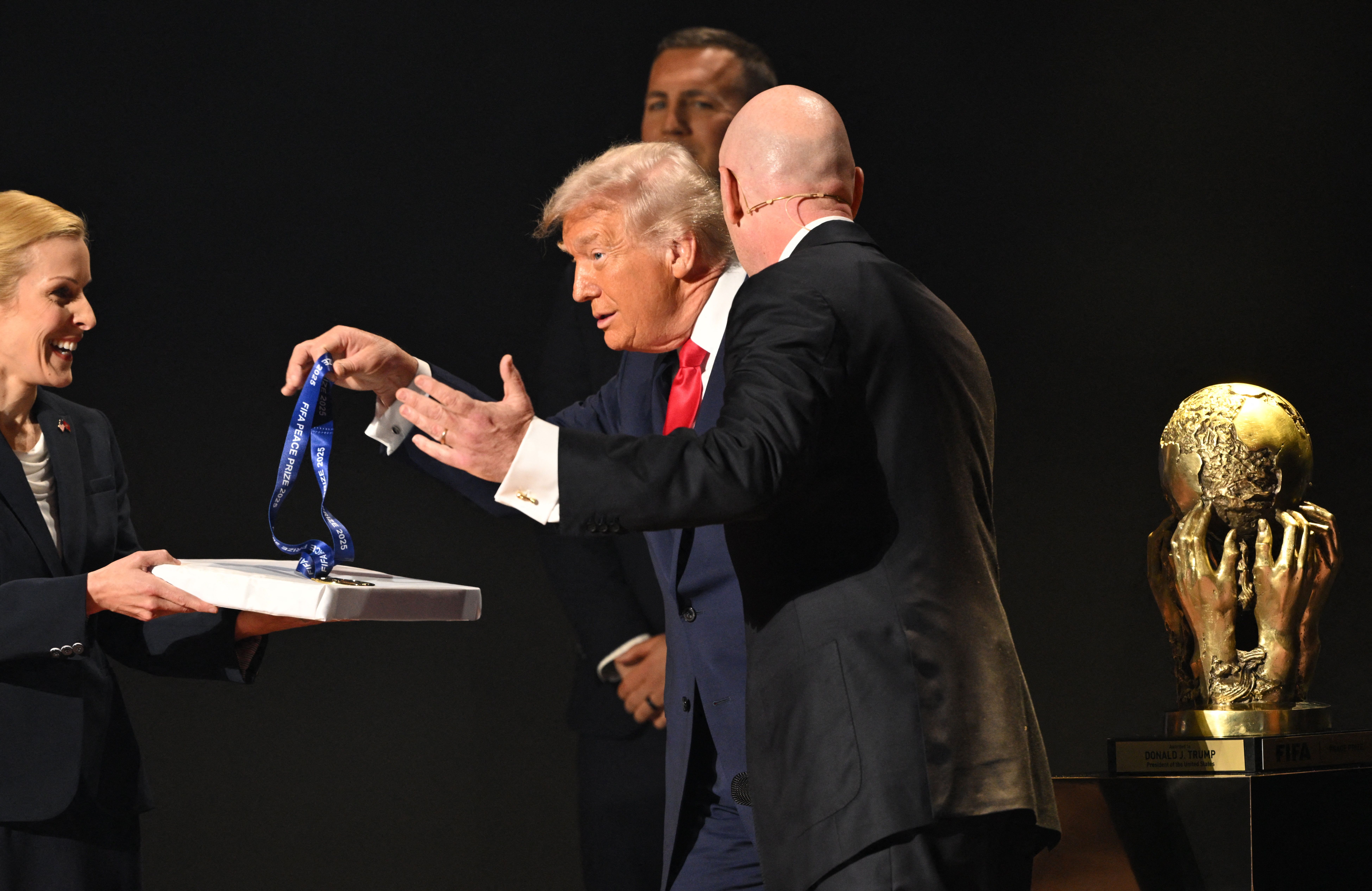 دونالد ترامپ در مراسم قرعه‌کشی جام جهانی جایزه صلح فیفا را دریافت کرد