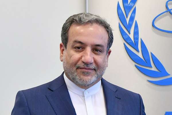 سازمان اتحاد علیه ایران هستهای: دعوت عراقچی به مجمع جهانی اقتصاد را لغو کنید