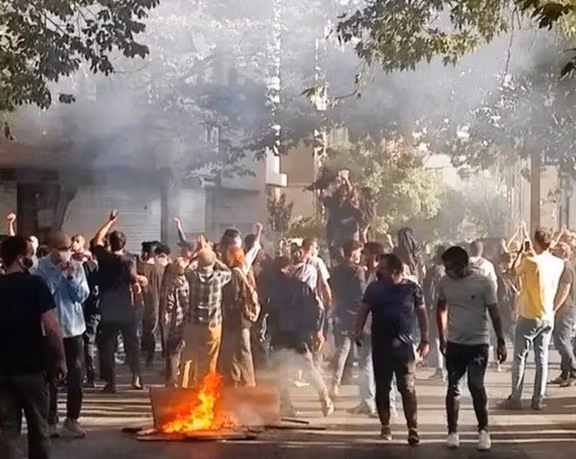 انتفاضة الإيرانيين الشعبية تنتشر في مناطق متفرقة من البلاد بالتزامن مع احتجاج جمعة زاهدان