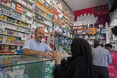 تحت ضغط العملة وديون شركات التأمين.. المرضى يئنون بسبب نقص الأدوية وقفزات أسعارها في إيران