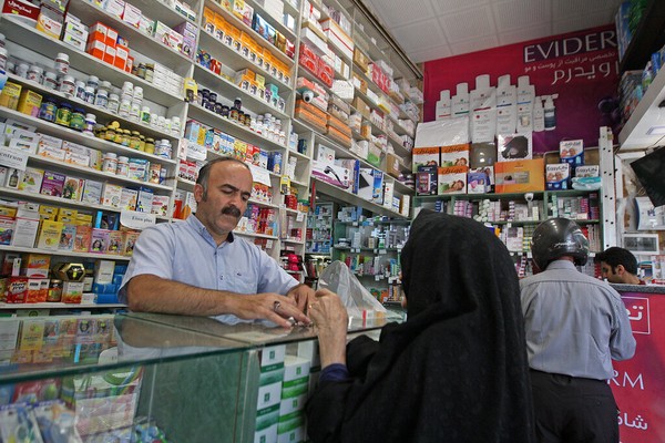 تحت ضغط العملة وديون شركات التأمين.. المرضى يئنون بسبب نقص الأدوية وقفزات أسعارها في إيران