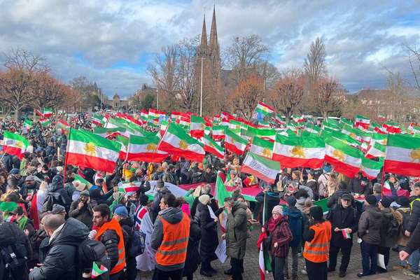 الإيرانيون يتظاهرون ضد الحرس الثوري أمام البرلمان الأوروبي في ستراسبورغ