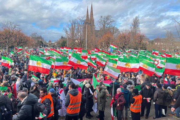 الإيرانيون يتظاهرون ضد الحرس الثوري أمام البرلمان الأوروبي في ستراسبورغ