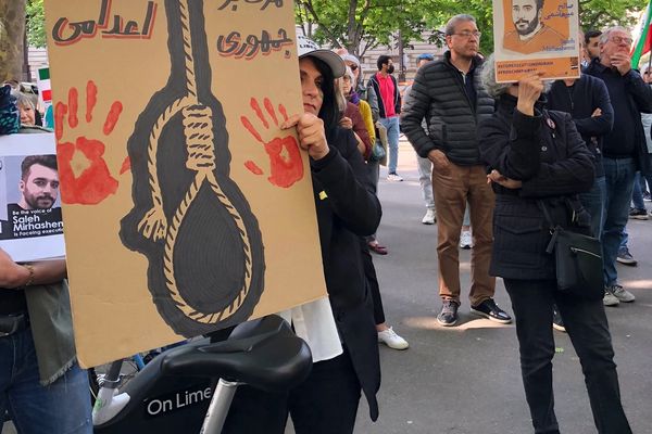 باريس تمنع مظاهرة أمام سفارة إيران.. وتجمع احتجاجي بالقرب من السفارة لوقف الإعدامات