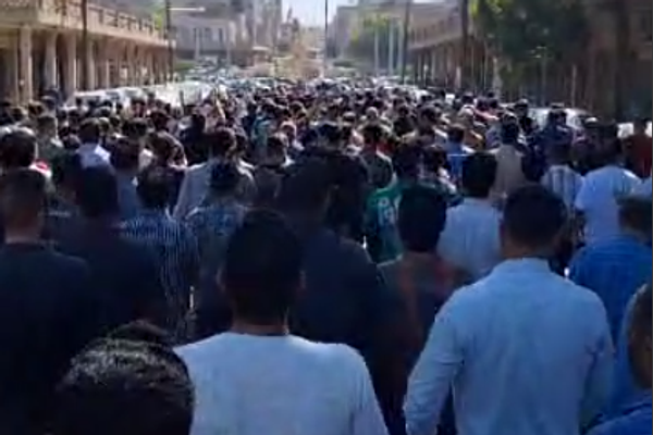 بعد عجز النظام عن تلبية مطالبهم.. احتجاجات واسعة لمختلف الفئات المهنية في إيران