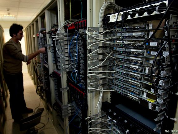 استمرار الغموض حول حجب الإنترنت في إيران بسبب "عجز بزشكيان أمام المتشددين"