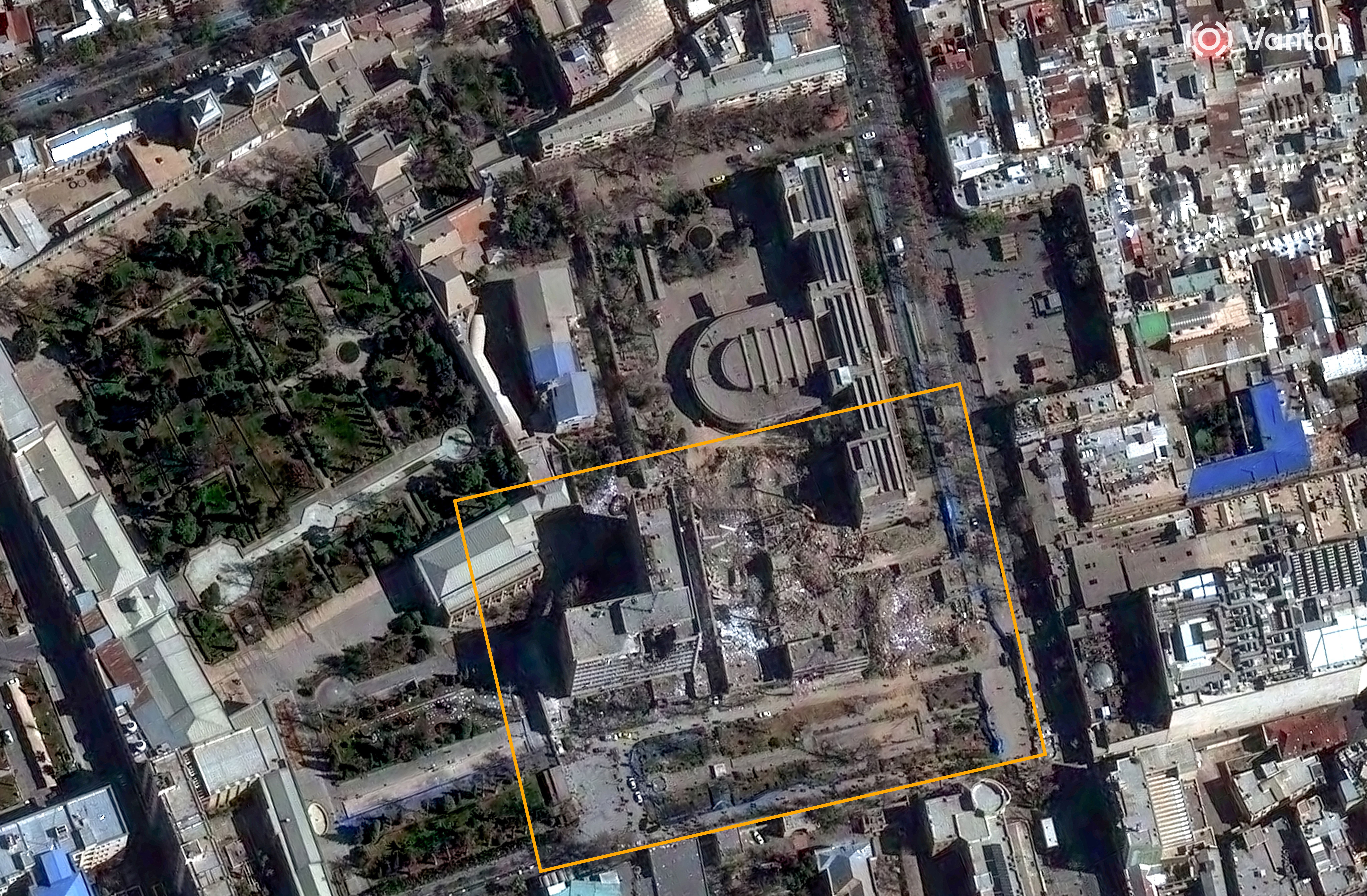 کاخ دادگستری تهران پس از حمله، ۱۲ اسفند