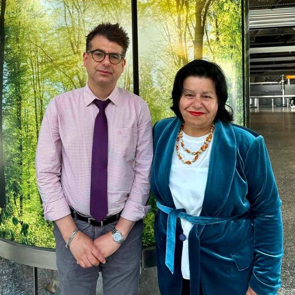 رضا ضرابی در کنار مادرش