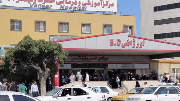 عناصر الأمن الإيراني تهاجم تجمعا للممرضين في أراك وتعتقل واحدا منهم