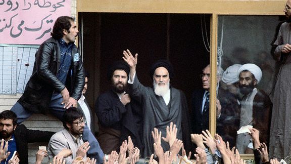 دبیرکل پیشین «نهضت آزادی»: روز ۲۳ بهمن ۵۷ چهار نفر را با حکم خود خمینی اعدام کردند