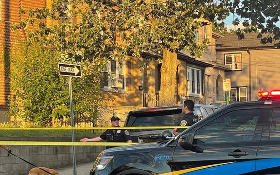 مادر ضارب سلمان رشدی: فرزندم پس از بازگشت از خاورمیانه خود را در زیرزمین حبس کرد