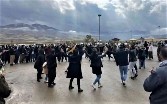 حلقه اتحاد مردم در مراسم تشییع کودک کشتهشده در سقز