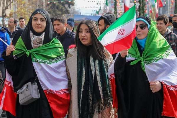 برلماني إيراني يؤكد تقديم "إغراءات مالية" لمتظاهرات مقابل المطالبة بالحجاب الإجباري