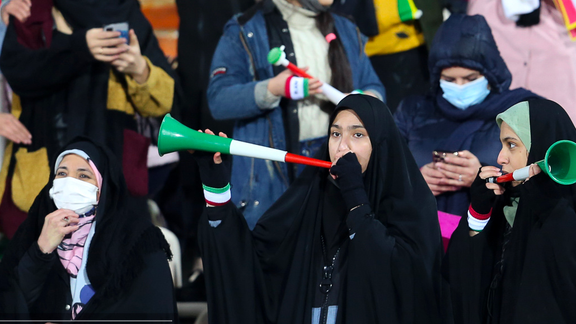 روزنامه ارگان شهرداری تهران: به دروغ میگویند حضور زنان در ورزشگاه گزینشی بوده