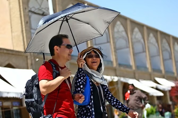 إيران تفرض قيودًا جديدة على دخول السياح الأجانب وتمنع السفر الفردي