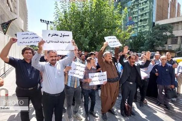 مربو دواجن إيرانيون يتظاهرون أمام وزارة الزراعة لعدم تسليمهم مستلزمات إنتاج دفعوا ثمنها