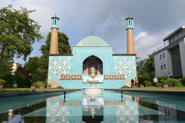 بعد اتهامه بنشر أيديولوجية النظام.. ألمانيا تحظر مركزًا إسلاميًا مدعومًا من إيران