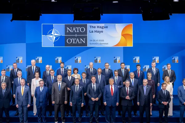 تعمیق اختلاف اروپا و آمریکا؛ تهدید ترامپ به خروج از ناتو، تاکید استارمر بر نپیوستن به جنگ