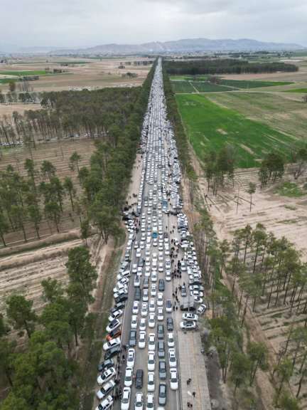The traffic jam in the road to Persepolis, the ceremonial capital of the Achaemenid Empire, near Shiraz (March 2024)