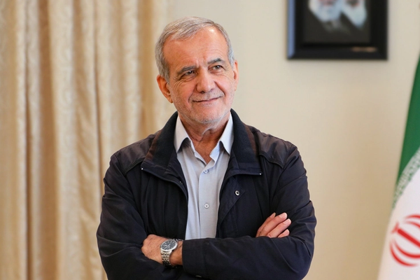 الرئيس الإيراني: لا نستطيع تدبير رواتب الموظفين