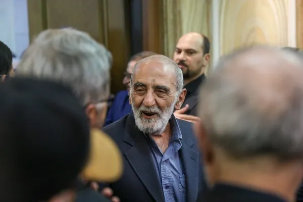 حسین شریعتمداری خطاب به مردم آمریکا: چرا ترامپ را حذف فیزیکی نمیکنید؟