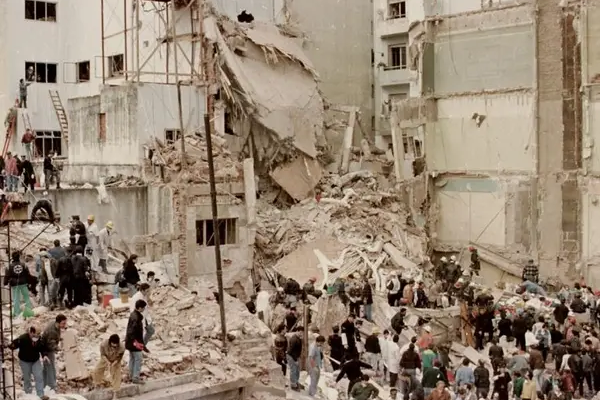 القضاء الأرجنتيني يحمّل إيران وحزب الله مسؤولية تفجير "آميا"