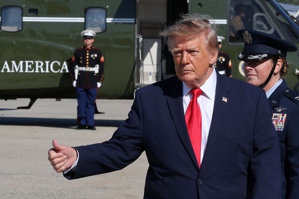 Trump weighs Iran deal or military action as Netanyahu warns of attacks