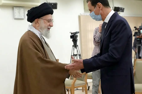 خامنئي مستاء من بشار الأسد ويطلب منه "رد الجميل"