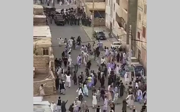 حمله خشونتبار نیروهای امنیتی به نمازگزاران زاهدان و بازداشت دهها شهروند بلوچ