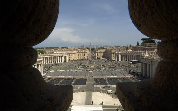 نمایی از میدان سنت پیتر پس از اعلام خبر مرگ پاپ