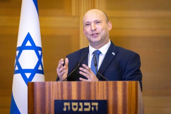 رئيس وزراء إسرائيل السابق: يجب مهاجمة المنشآت النووية والمسؤولين للإطاحة بالنظام الإيراني