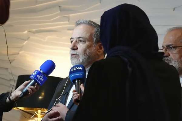 وزير خارجية إيران: لن نهاجم الدول المجاورة.. بل سنستهدف قواعد أميركا فيها حال اندلاع الحرب