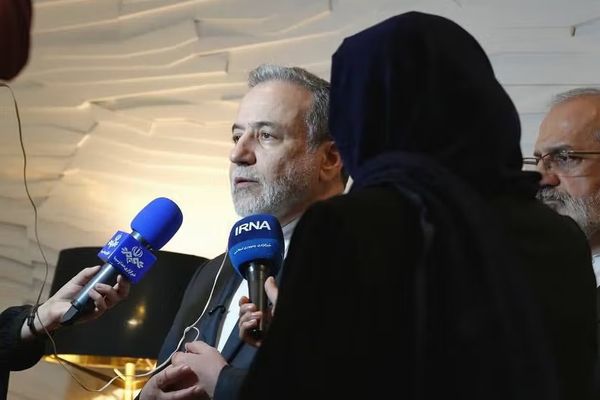 وزير خارجية إيران: لن نهاجم الدول المجاورة.. بل سنستهدف قواعد أميركا فيها حال اندلاع الحرب