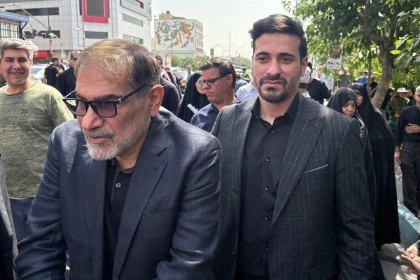 شمخاني يصور انتقاده بـ"الهجوم على النظام".. ويصف المنتقدين بـ"اللقطاء"