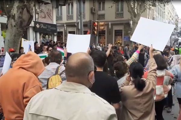 استمرارا للتنديد الدولي بنظام طهران.. تجمُّع أمام قنصلية إيران في إسطنبول رغم تحذير الشرطة
