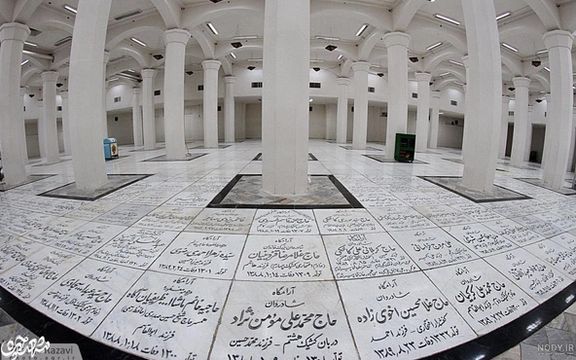 گزارش روزنامه شرق: قبر در حرم امام هشتم، تا یک میلیارد و ۴۰۰ میلیون تومان هم فروخته میشود