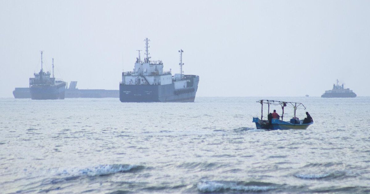 Iran awaits US response on Hormuz, rial slides past 2.5 million