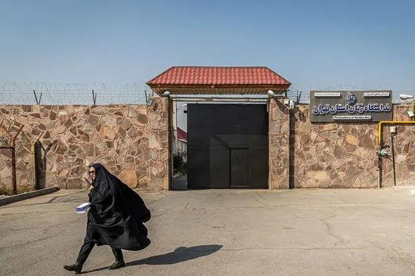 مسؤولون في سجون إيرانية يفرضون على السجينات "المال مقابل العلاج"