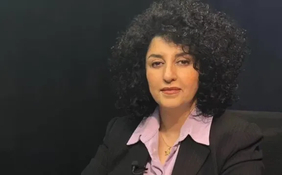 نرگس محمدی به هفت سال و نیم حبس، تبعید و ممنوعیت خروج از کشور محکوم شد