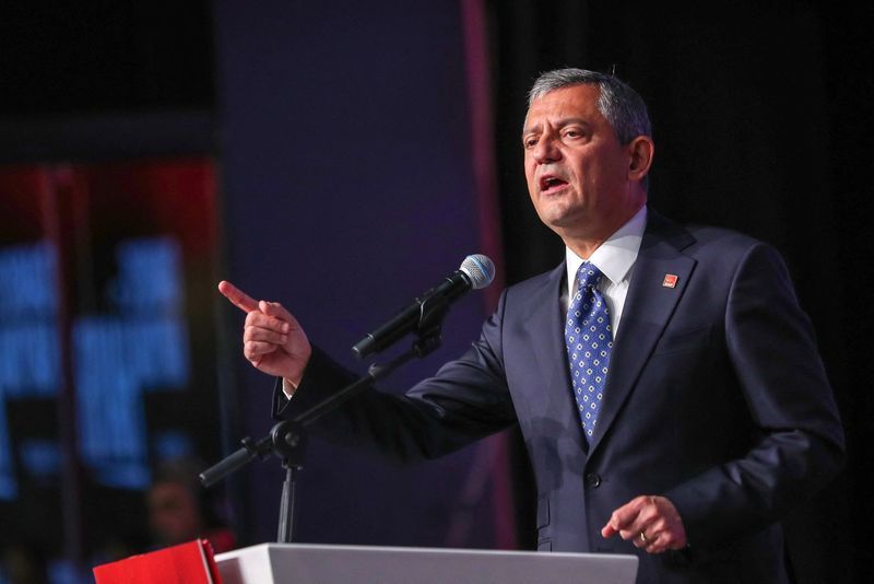 اوزگور اوزل، رهبر حزب جمهوری‌خواه خلق (CHP) و رهبر اصلی اپوزیسیون ترکیه، در بیست‌ودومین کنگره فوق‌العاده حزب در آنکارا