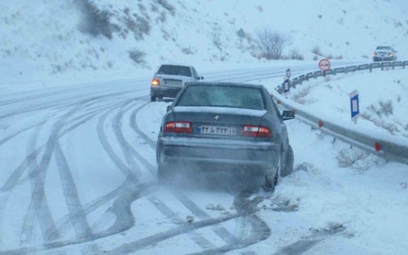 در پی بارش برف تردد در بعضی جادهها مختل و برخی پروازها نیز با تاخیر و لغو مواجه شدهاند