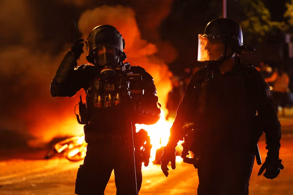 درگیری هواداران و پلیس فرانسه پس از قهرمانی پاریسنژرمن؛ بیش از ۴۰۰ تن بازداشت شدند