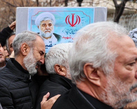 حمید نوری در حال گریه زیر تابوت محمد مقیسه، قاضی کشته شده